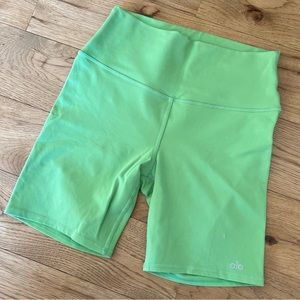Alo 7” high waist airbrush biker shorts, green apple, size medium